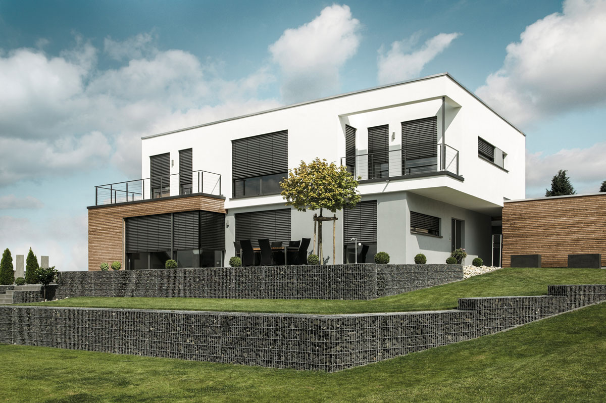 Übersicht Rolladen Haus am Hang mit Rolladen und Jalousien